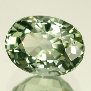 1.50カラットの天然グリーンサファイア（7.1×5.3 mm・オーバルカット）