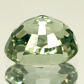 1.50カラットの天然グリーンサファイア（7.1×5.3 mm・オーバルカット）