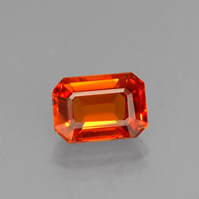 0.77カラットの天然赤みがかったオレンジサファイア（5.8×4.1 mm・エメラルドカット）