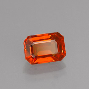 0.77カラットの天然赤みがかったオレンジサファイア（5.8×4.1 mm・エメラルドカット）