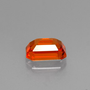 0.77カラットの天然赤みがかったオレンジサファイア（5.8×4.1 mm・エメラルドカット）