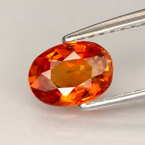 0.97カラットの天然赤みがかったオレンジサファイア（7×5.1 mm・オーバルカット）