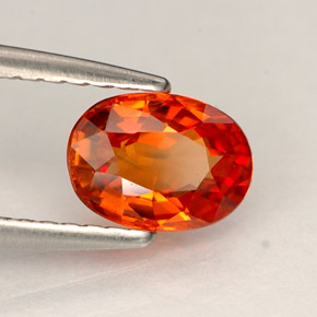 0.97カラットの天然赤みがかったオレンジサファイア（7×5.1 mm・オーバルカット）