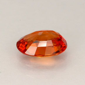 0.97カラットの天然赤みがかったオレンジサファイア（7×5.1 mm・オーバルカット）
