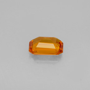 0.72カラットの天然イエローオレンジサファイア（6.1×4.2 mm・エメラルドカット）