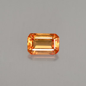 0.75カラットの天然オレンジサファイア（6.1×4.1 mm・エメラルドカット）