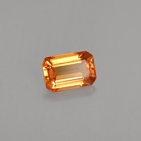 0.75カラットの天然オレンジサファイア（6.1×4.1 mm・エメラルドカット）