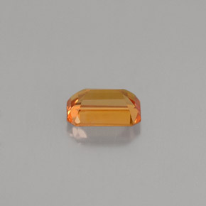 0.75カラットの天然オレンジサファイア（6.1×4.1 mm・エメラルドカット）