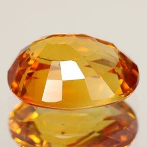 2.45カラットの天然ゴールデンイエローサファイア（8.9×6.8 mm・オーバルカット）