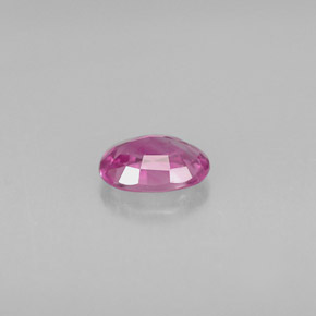 0.59カラットの天然パープルピンクサファイア（6×4.1 mm・オーバルカット）