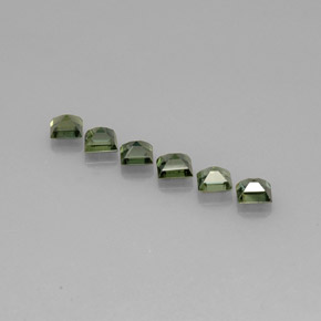 カラットの天然青みがかった緑サファイア（3.9×3.8 mm・四角）