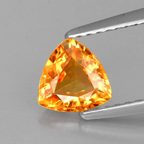 0.87カラットの天然イエローオレンジサファイア（6.2×6.2 mm・トリリアント）
