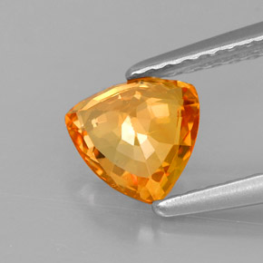 0.87カラットの天然イエローオレンジサファイア（6.2×6.2 mm・トリリアント）