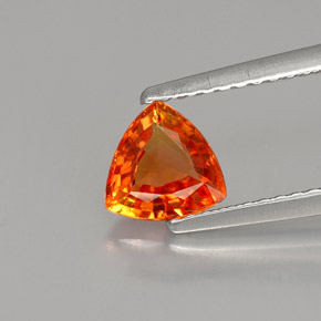 0.88カラットの天然ゴールデンオレンジサファイア（6.2×6.1 mm・トリリアント）