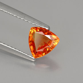 0.88カラットの天然ゴールデンオレンジサファイア（6.2×6.1 mm・トリリアント）