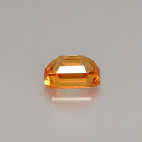 0.83カラットの天然ゴールデンイエローサファイア（6×4.2 mm・エメラルドカット）