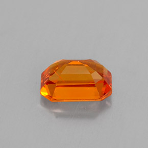 0.81カラットの天然ゴールデンオレンジサファイア（6.1×4.1 mm・エメラルドカット）