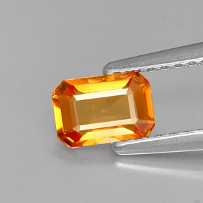 0.65カラットの天然イエローオレンジサファイア（6.1×4.2 mm・エメラルドカット）