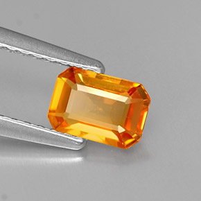 0.65カラットの天然イエローオレンジサファイア（6.1×4.2 mm・エメラルドカット）