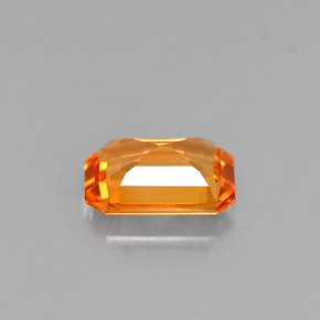 0.65カラットの天然イエローオレンジサファイア（6.1×4.2 mm・エメラルドカット）