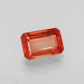 0.73カラットの天然赤みがかったオレンジサファイア（6×4.1 mm・エメラルドカット）