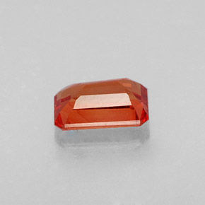 0.73カラットの天然赤みがかったオレンジサファイア（6×4.1 mm・エメラルドカット）