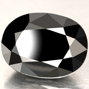 15.71カラットの天然黒サファイア（17.1×12.8 mm・オーバルカット）