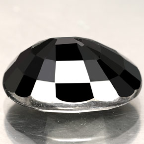 15.71カラットの天然黒サファイア（17.1×12.8 mm・オーバルカット）