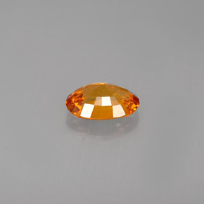 0.90カラットの天然イエローオレンジサファイア（7×5.1 mm・オーバルカット）