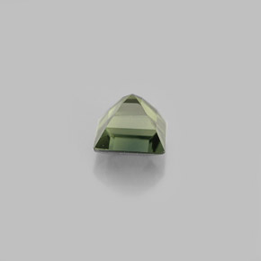 0.71カラットの天然黄色がかった緑サファイア（4.6×4.6 mm・四角）