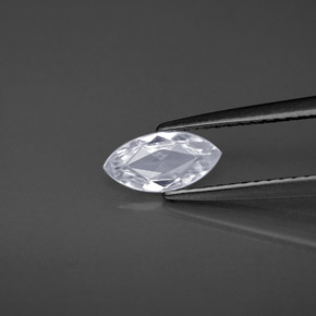 0.53カラットの天然青みがかった白サファイア（8×4 mm・マーキス）