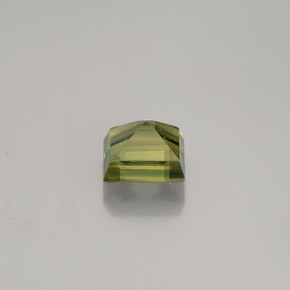 0.78カラットの天然ゴールデングリーンサファイア（4.7×4.7 mm・四角）