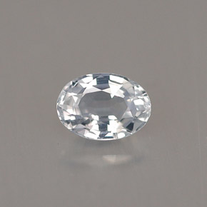 0.69カラットの天然青みがかった白サファイア（5.8×4.1 mm・オーバルカット）
