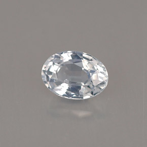 0.69カラットの天然青みがかった白サファイア（5.8×4.1 mm・オーバルカット）