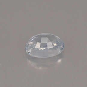 0.69カラットの天然青みがかった白サファイア（5.8×4.1 mm・オーバルカット）