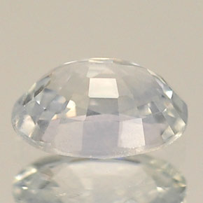 0.61カラットの天然青みがかった白サファイア（5.8×4 mm・オーバルカット）