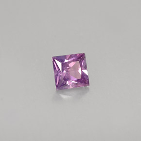 0.42カラットの天然ピンクがかった紫サファイア（4×4 mm・四角）