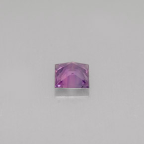 0.42カラットの天然ピンクがかった紫サファイア（4×4 mm・四角）