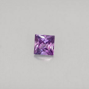 0.38カラットの天然ピンクがかった紫サファイア（3.8×3.7 mm・四角）