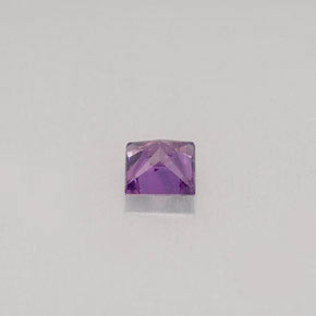 0.38カラットの天然ピンクがかった紫サファイア（3.8×3.7 mm・四角）