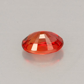 0.71カラットの天然レッドオレンジサファイア（6×4.2 mm・オーバルカット）