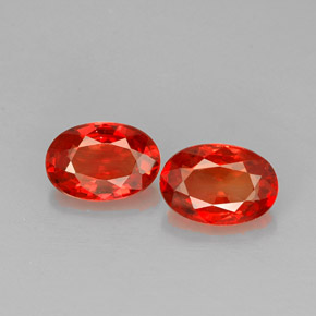 カラットの天然レッドオレンジサファイア（6.2×4.3 mm・オーバルカット）