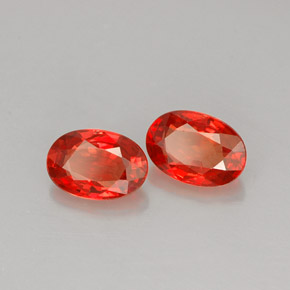 カラットの天然レッドオレンジサファイア（6.2×4.3 mm・オーバルカット）