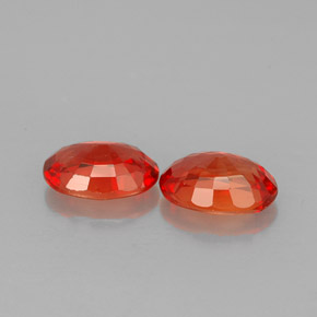 カラットの天然レッドオレンジサファイア（6.2×4.3 mm・オーバルカット）