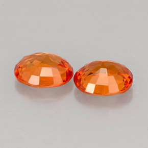 カラットの天然マンダリンオレンジサファイア（5.8×4.8 mm・オーバルカット）