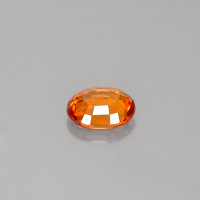 0.69カラットの天然マンダリンオレンジサファイア（5.9×4.9 mm・オーバルカット）