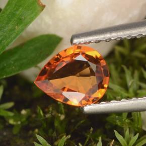 0.59カラットの天然マンダリンオレンジサファイア（6.1×5 mm・洋梨の形）