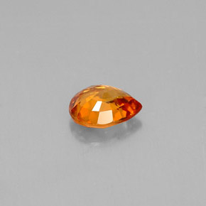 0.72カラットの天然マンダリンオレンジサファイア（6.1×5.1 mm・洋梨の形）