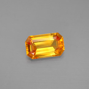 1.38カラットの天然イエローオレンジサファイア（8.4×5.1 mm・エメラルドカット）
