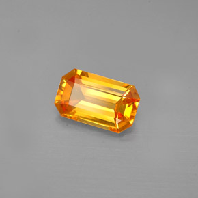 1.38カラットの天然イエローオレンジサファイア（8.4×5.1 mm・エメラルドカット）